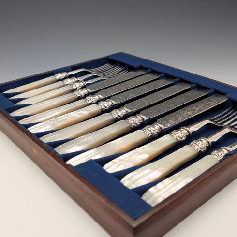 約 1875 年英國古董白色珍珠母手柄甜點餐具,6 對,帶托盤